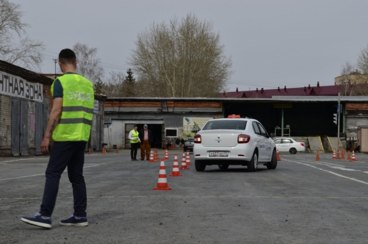    В Тюмени выбрали лучшего таксиста с помощью стакана с водой