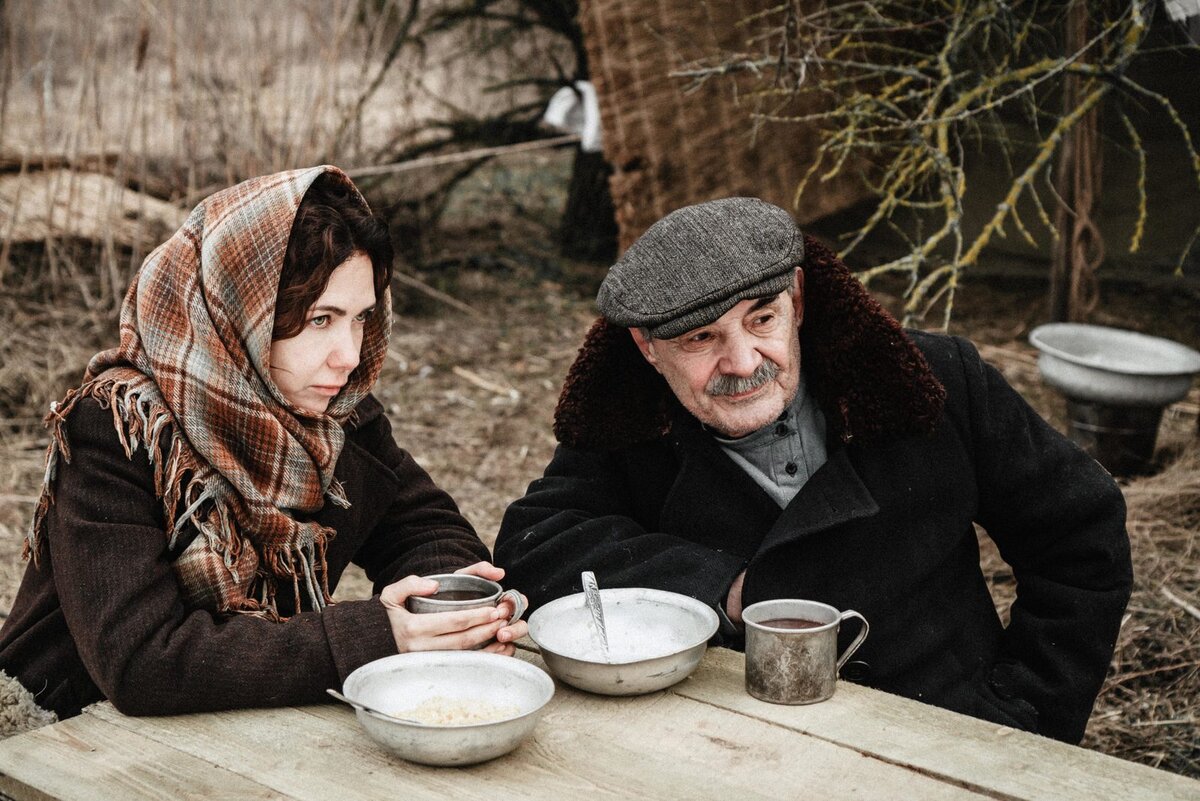 Екатерина Климова и Александр Панкратов-Чёрный в сериале "По законам военного времени-6". Источник фото: https://www.kino-teatr.ru/kino/movie/ros/155298/foto/1388066/