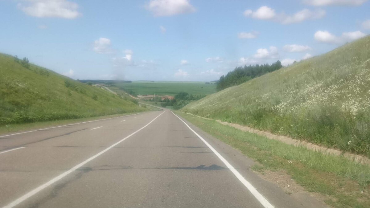 Дорога очень живописная. Постоянно то подъёмы, то спуски