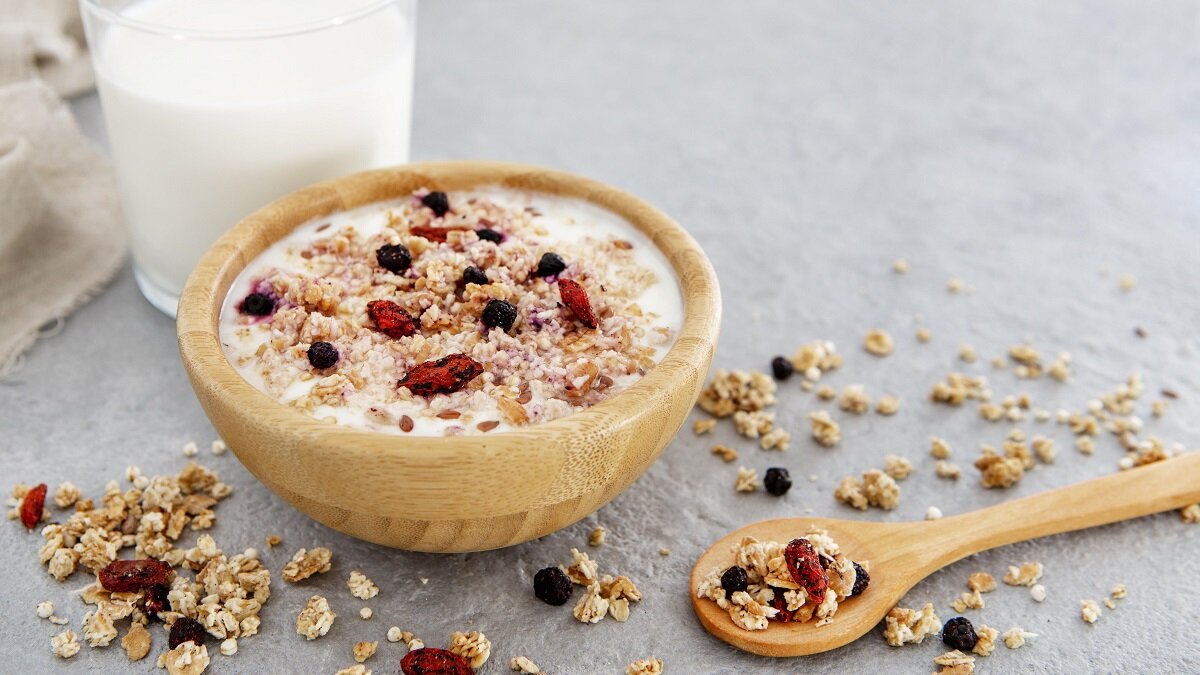    Почему готовую кашу не стоит есть вместе с молоком