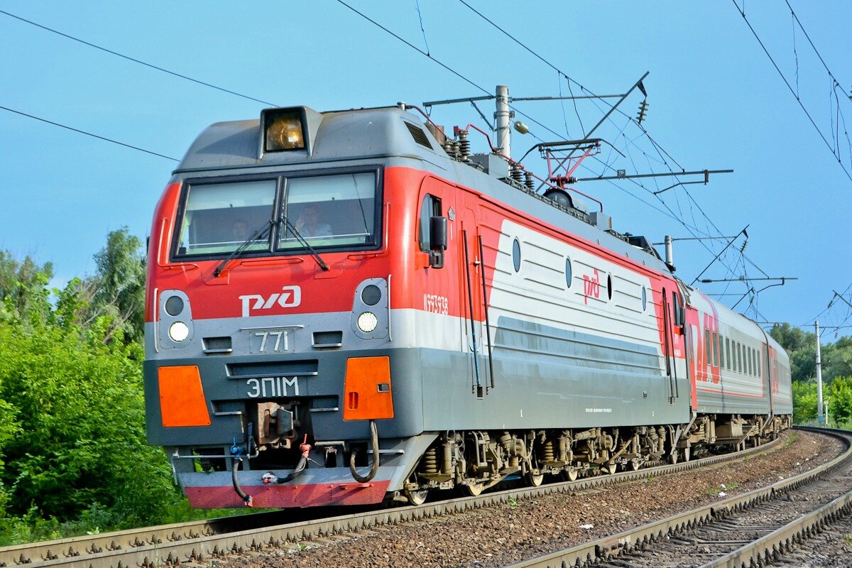 ЭП1М - 771 с пассажирским поездом.