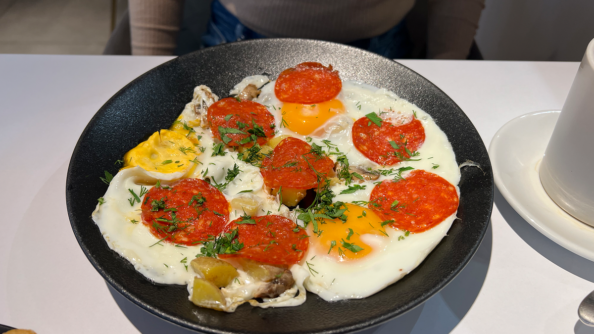 Чай + сырники + яичница с пеперони, картошкой и грибами