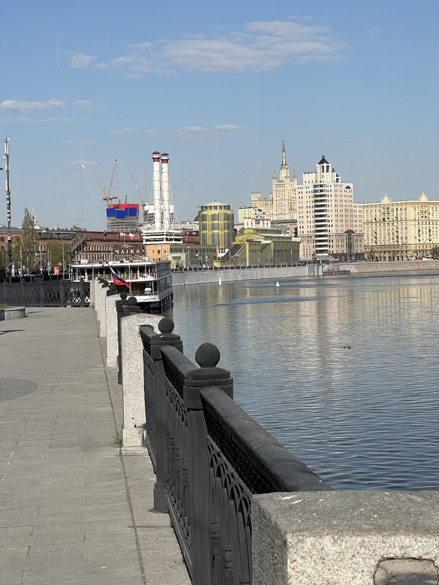 Набережная в Москве