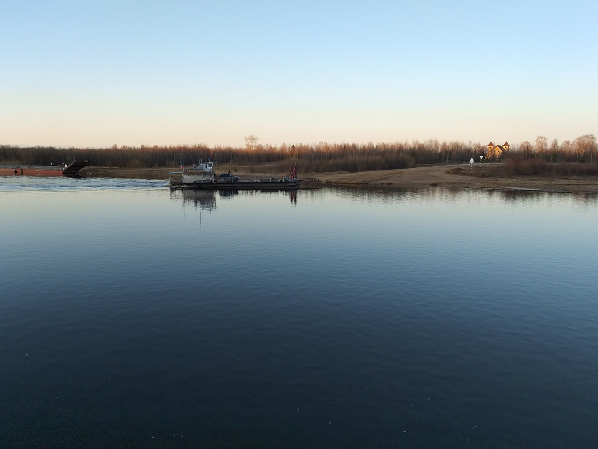 Я где-то с друзьями у речки. Пароход. 