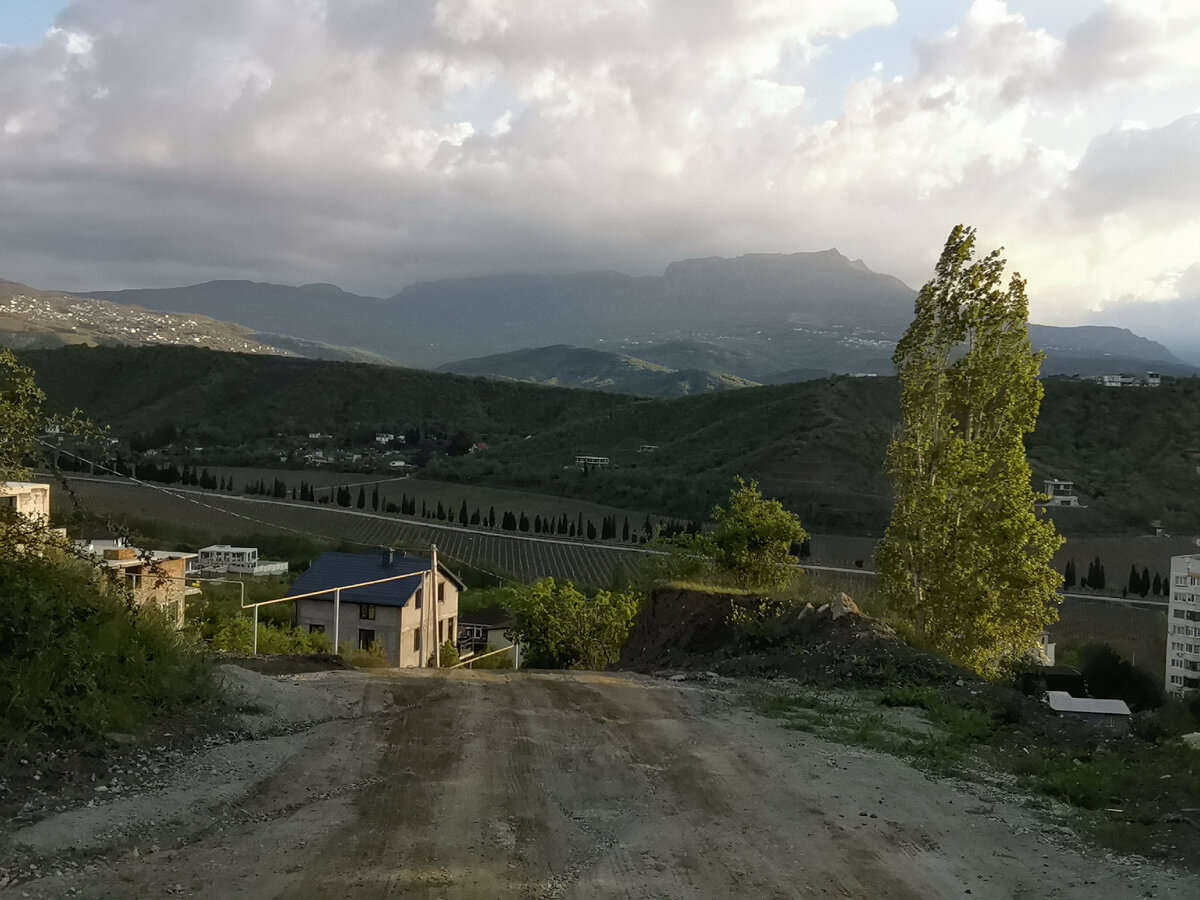 Иду на работу. Под горочку короче путь.