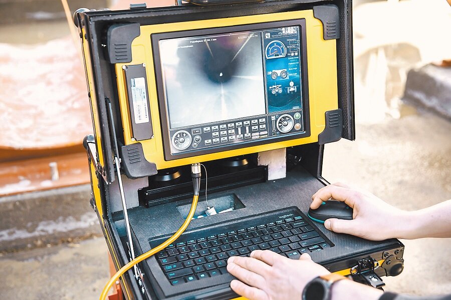    Благодаря высокому разрешению камеры и свободному вращению «глаза» на 360° оператор точно определяет все дефекты труб. Фото: ПАО МОЭК