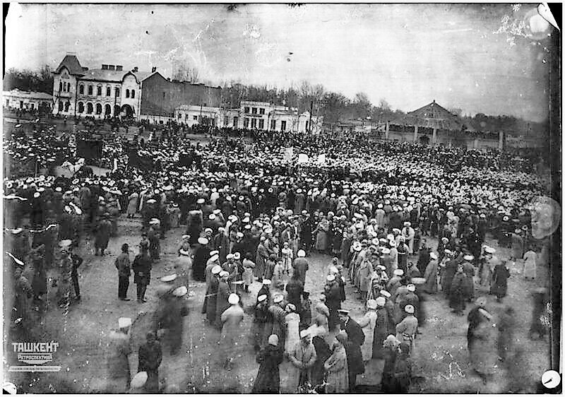
Коканд, ноябрь 1917 г. Демонстрация, приветствующая Кокандскую автономию, на Крепостной площади.
Фото: ФГБУК «Государственный центральный музей современной истории России»
Источник: mytashkent.uz