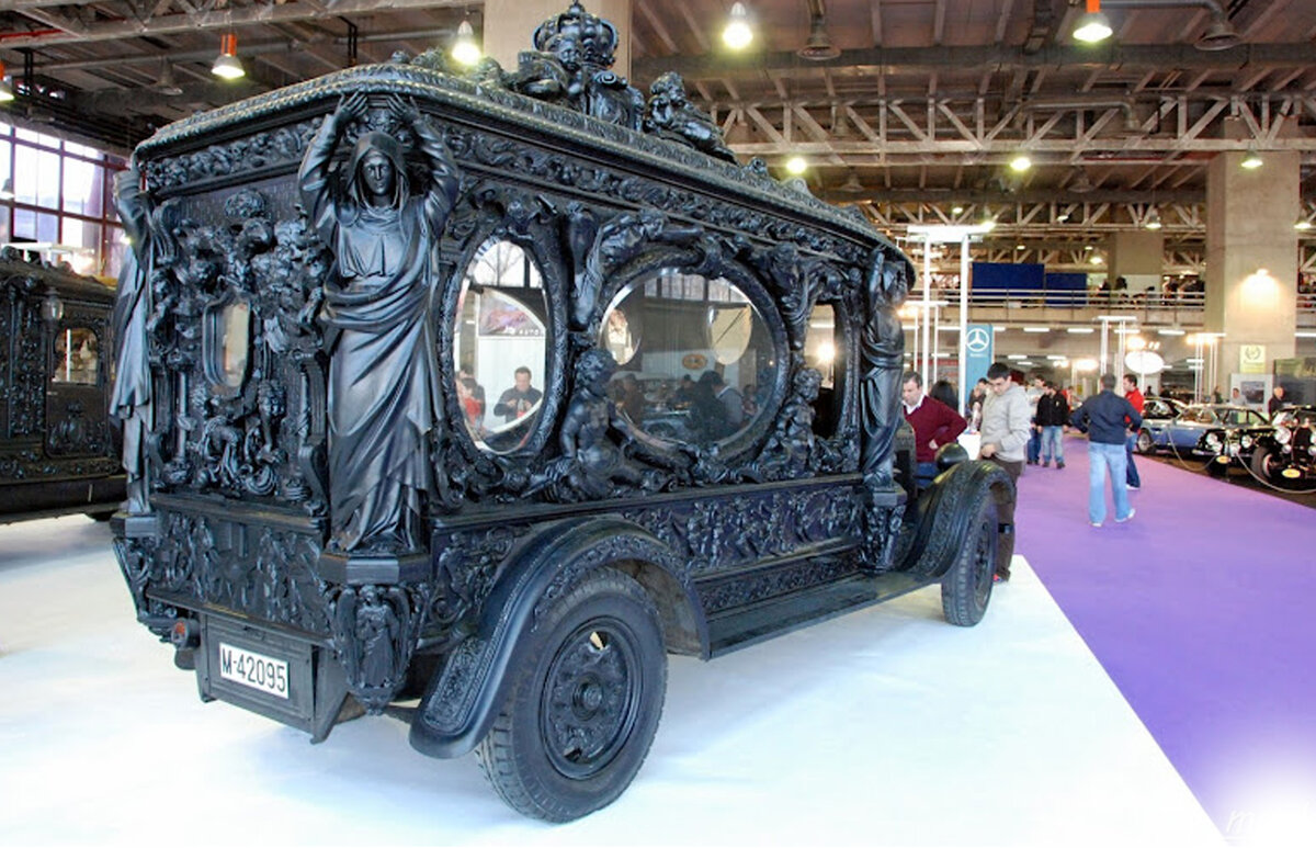 Похоронный автомобиль
