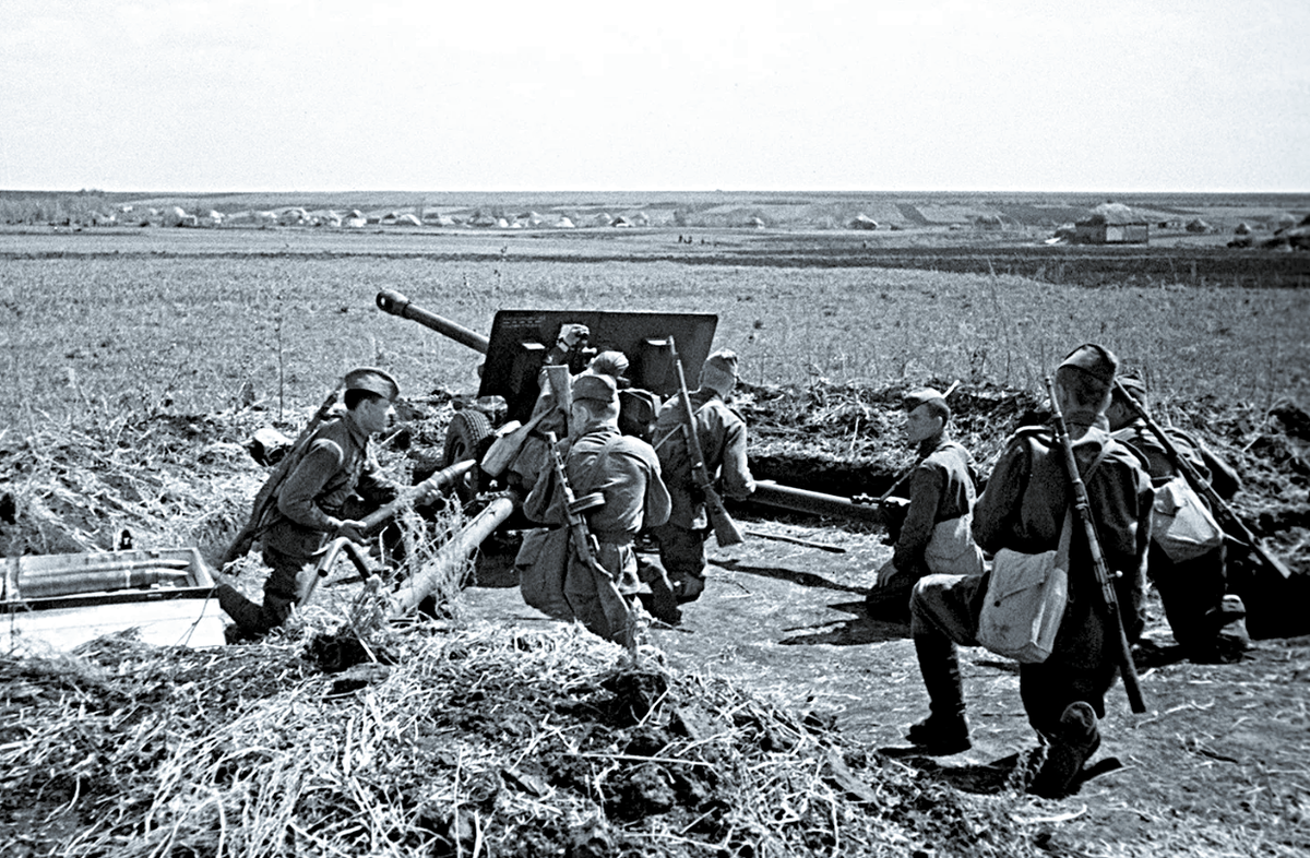 Расчёт 76-мм дивизионной пушки образца 1942 года (ЗИС-3) под Курском, 1943 г.