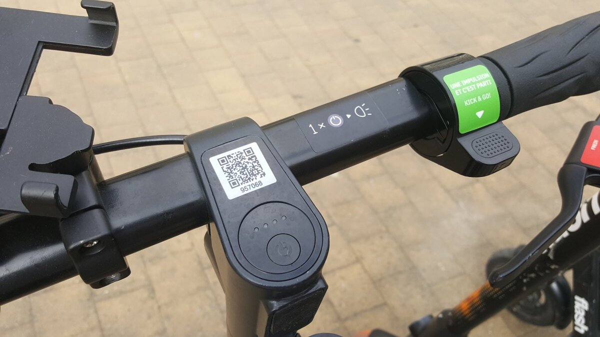     Злоумышленники наклеивают стикеры с фальшивыми QR-кодами поверх настоящих