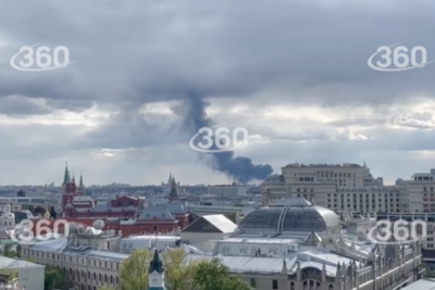   Пожар разгорелся на Большой Очаковской улице в Москве ©Скриншот / 360 tv