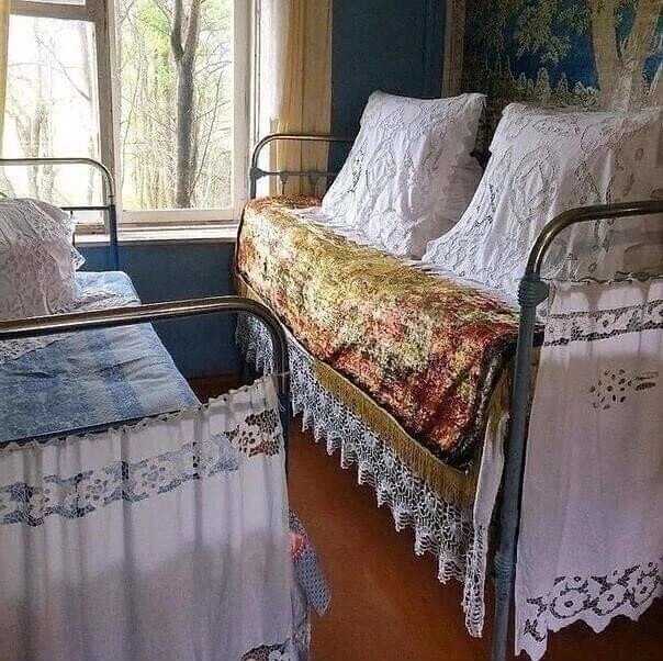 На кровати накидушки, занавески расшиты  ришелье. Фото из интернета, из разных источников. На авторство не претендую.