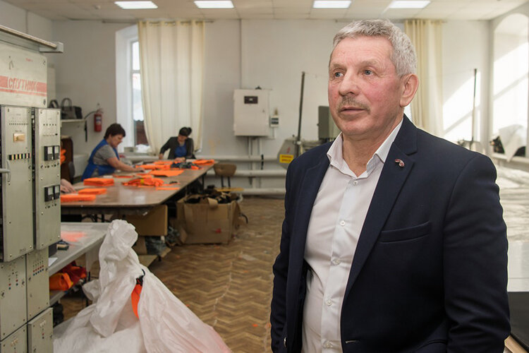    Ткацкий цех Роберта Сабирова с началом СВО посылает нашим бойцам одежду и спецпокрывала