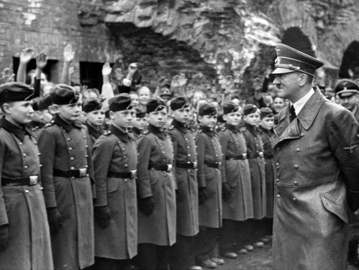 Гитлер награждает гитлерюгенд 1945 фото