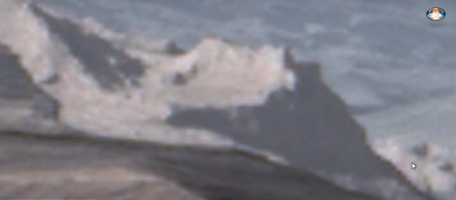 На вершине живописного марсианского холма, пишут исследователи, хорошо просматриваются полуразрушенные строения, которые трудно спутать с беспорядочным нагромождением камней, хотя этот древний город с первого взгляда можно и не заметить, отчего бдительные сотрудники аэрокосмического агентства США пропустили уникальное фото, не подвергнув его обычной ретушевке или прочей обработке с помощью компьютерных программ. 