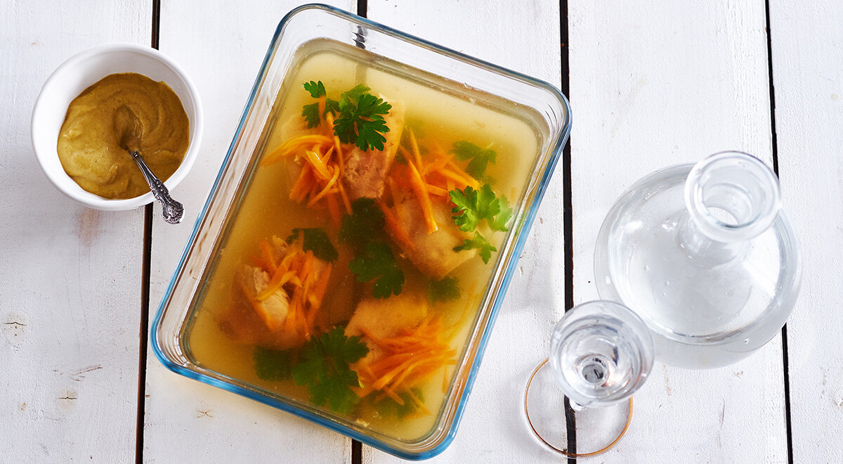 Заливные куриные квисы с морковкой