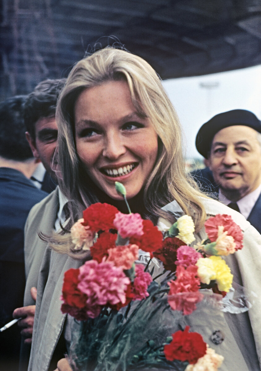    Балериной Влади так и не стала. В 1949 году она дебютировала в кино с эпизодической ролью в картине «Летняя гроза» Жана Гере / РИА Новости