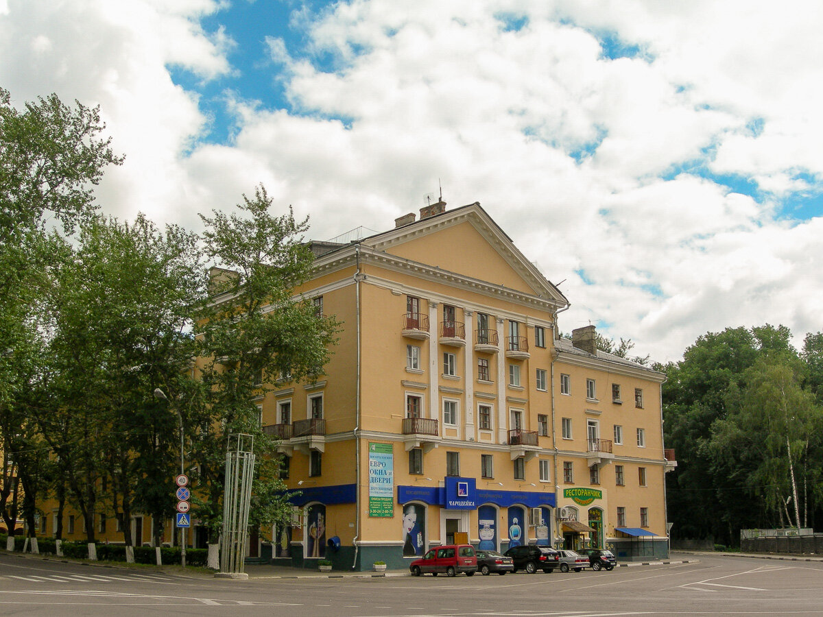 Октябрьская улица, 2