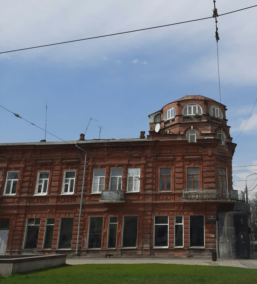 Этот дом стоит в самом начале проспекта Мира, по которой ходят милые трамвайчики