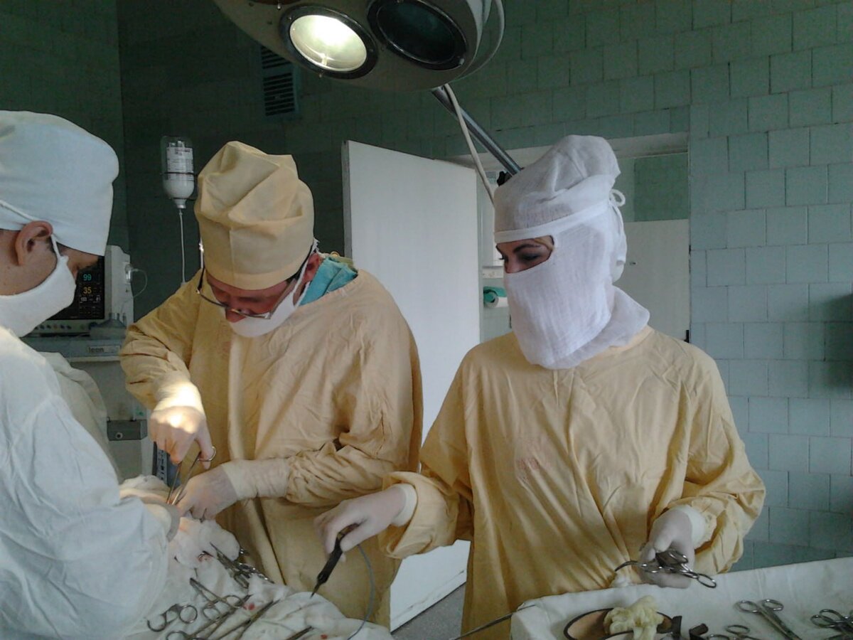 Я - операционная медсестра по первому образованию. Устроилась на эту должность сразу после декрета. Мне было 22 года. Не особо имела представление тогда, что именно буду делать😊 Спасибо замечательной Ольге Николаевне, старшей медсестре травматологического операционного блока. Она меня научила всем необходимым навыкам, которыми должна обладать операционная м/с. 