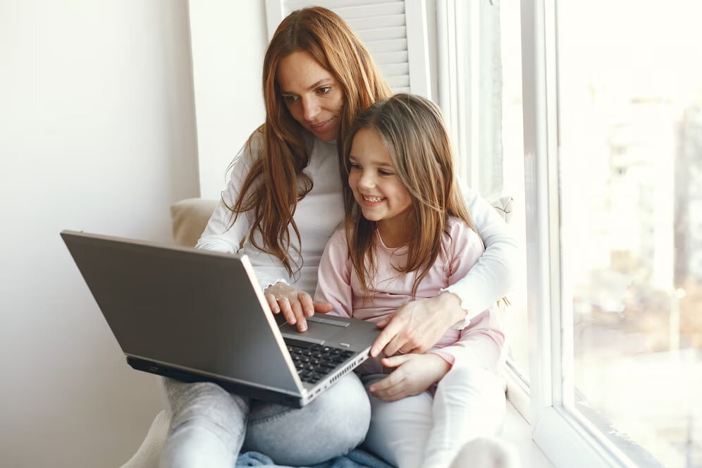 https://img.freepik.com/free-photo/woman-with-daughter-using-laptop-computer_1157-38281.jpg?w=996&t=st=1683890085~exp=1683890685~hmac=dbe0d6c23f232c7d6c17a98498ef35773b5ee8a8b4967fda49b9731ea5383e47