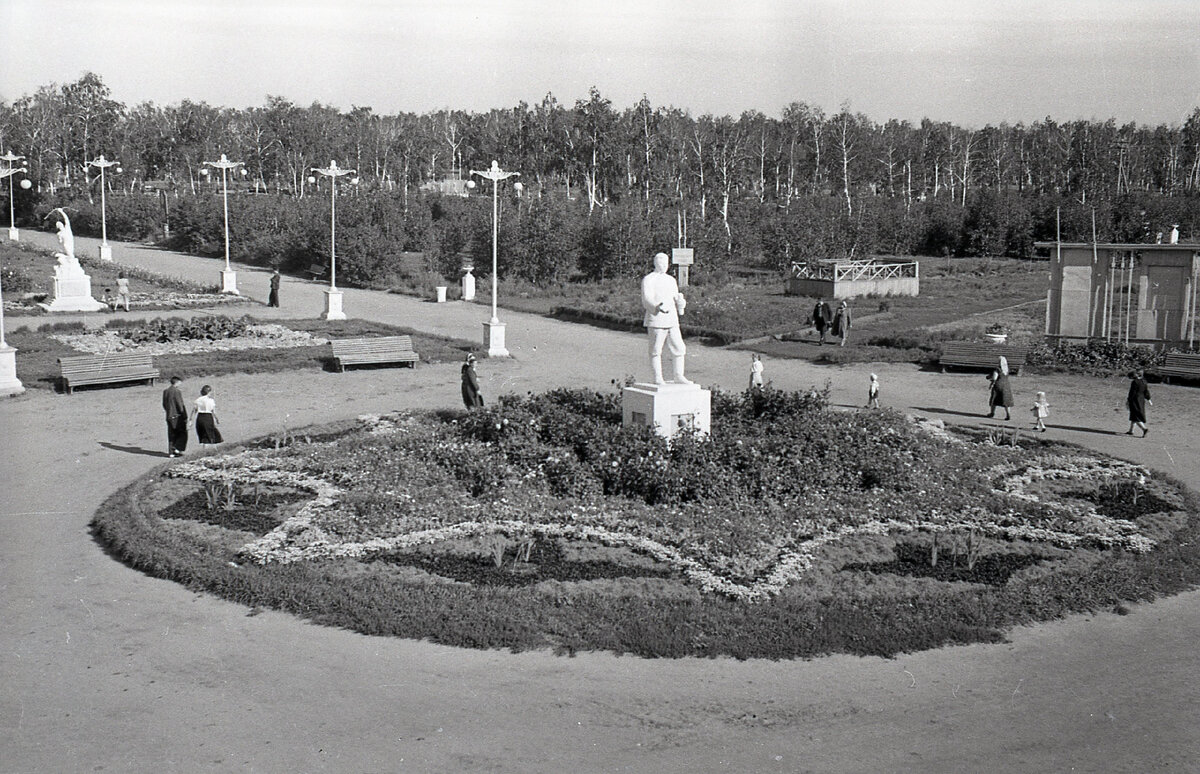 М.И. Фрумгарц Центральная клумба ПКиО им. 30-летия ВЛКСМ. Омск, 1949 г. Из фондов ГМИО