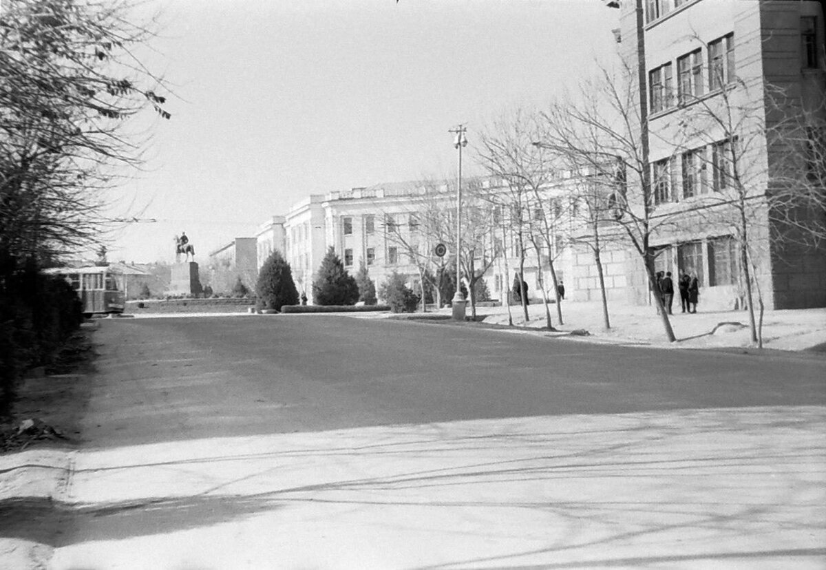 Назад пройдешь в парк Кирова попадешь, а спереди площадь Фрунзе