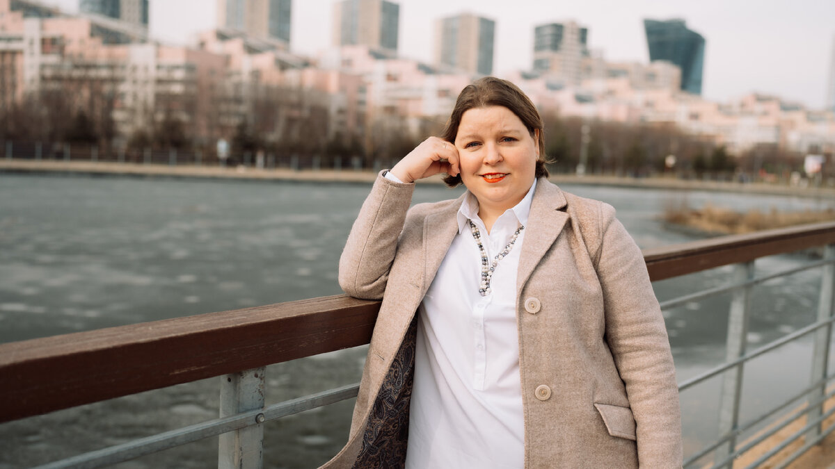 Всем привет! Меня зовут Елена Сокол и я логопед-практик. Я помогаю обычным мамам из нашей с вами жизни заниматься со своими детьми самостоятельно.  Адепт и практик семейного образования.  