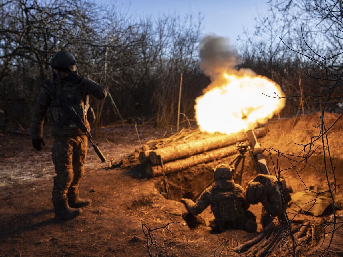    Украинские военные под Артемовском (Бахмутом)© AP Photo / Evgeniy Maloletka