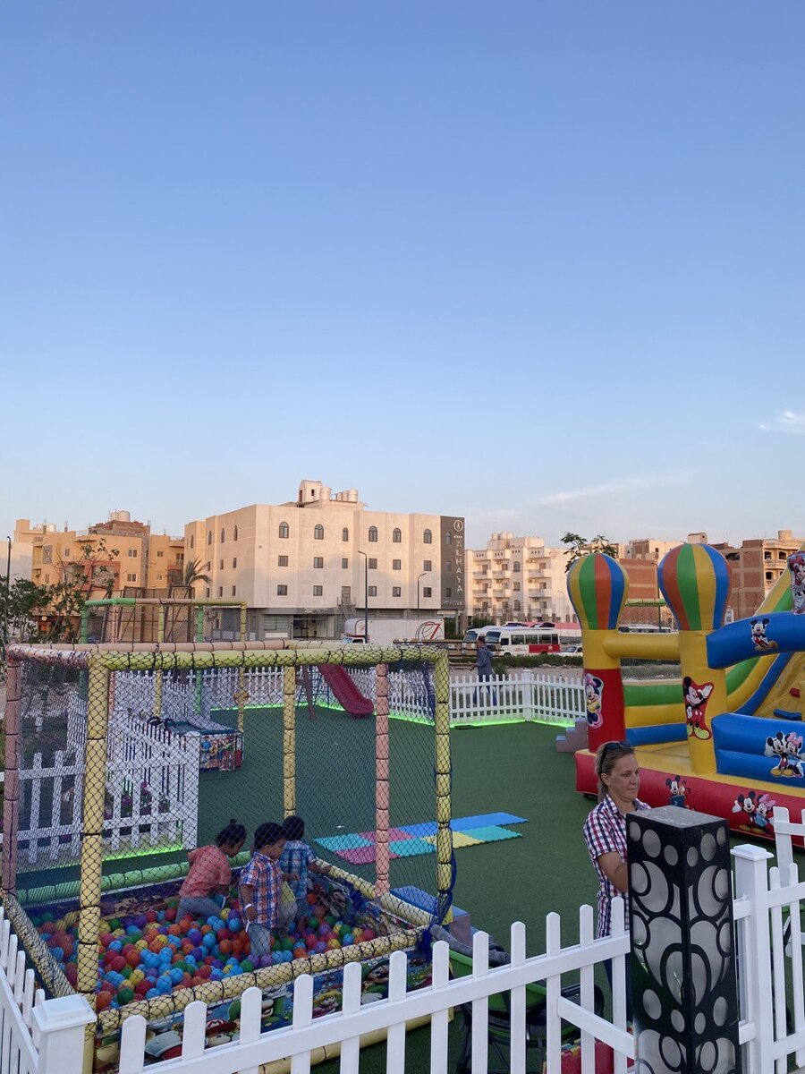 На детской площадке компаунда Hurghada Hub дети играют допоздна