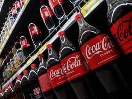 Польза:Кола содержит известный алкалоид кофеин, который стимулирует мышечную активность, помогает при умственном и физическом переутомлении, усиливает работоспособность, способствует умственной концентрации. Это вещество традиционно рекомендуется атлетам как средство, повышающее выносливость и помогающее организму восстанавливаться при тяжёлых физических нагрузках. Кола повышает настроение, через повышение выработки серотонина, может помочь справиться с лёгкой депрессией и эмоциональным расстройством.Вред:Если потребление колы превышает 0,33 литра в день, даже у здоровых людей она повышает артериальное давление и создаёт нагрузку на сердце. Людям с ишемией, аритмией и гипертонией пить её противопоказано. В коле очень много сахара: в 0,33 Pepsi – 8 кусков сахара, Coca-Cola – 6,5. Весь этот сахар легко утилизируется в жир, серьёзно повышая вероятность ожирения и сахарного диабета. Из-за большого содержания кислоты в напитке кола противопоказана людям с гастритом и язвой. Кола имеет противопоказания для людей с проблемной кожей – она способствует появлению веснушек и угревой сыпи. Фосфорная кислота, содержащаяся в коле, выводит из организма кальций, нарушает работу почек, вызывает дисфункцию печени.