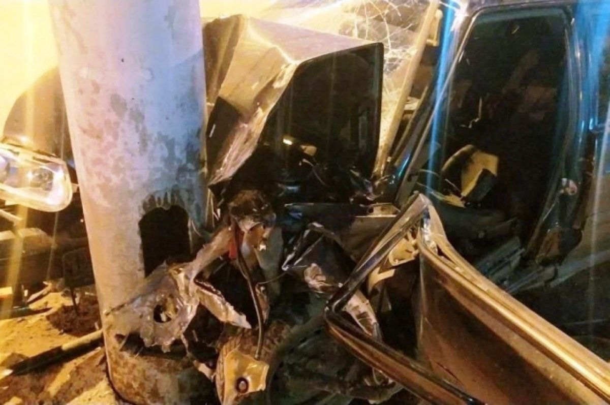    В Омске пьяный подросток на «Ладе» врезался в столб