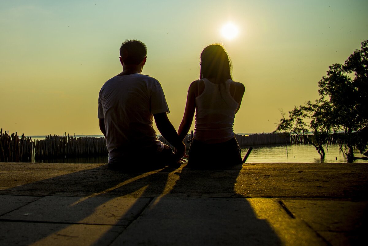 До ею. Беседа фото в чёрно белом стиле. Девушка в недоумении. Женское окружение черно белое. Прожить жизнь не с тем человеком.