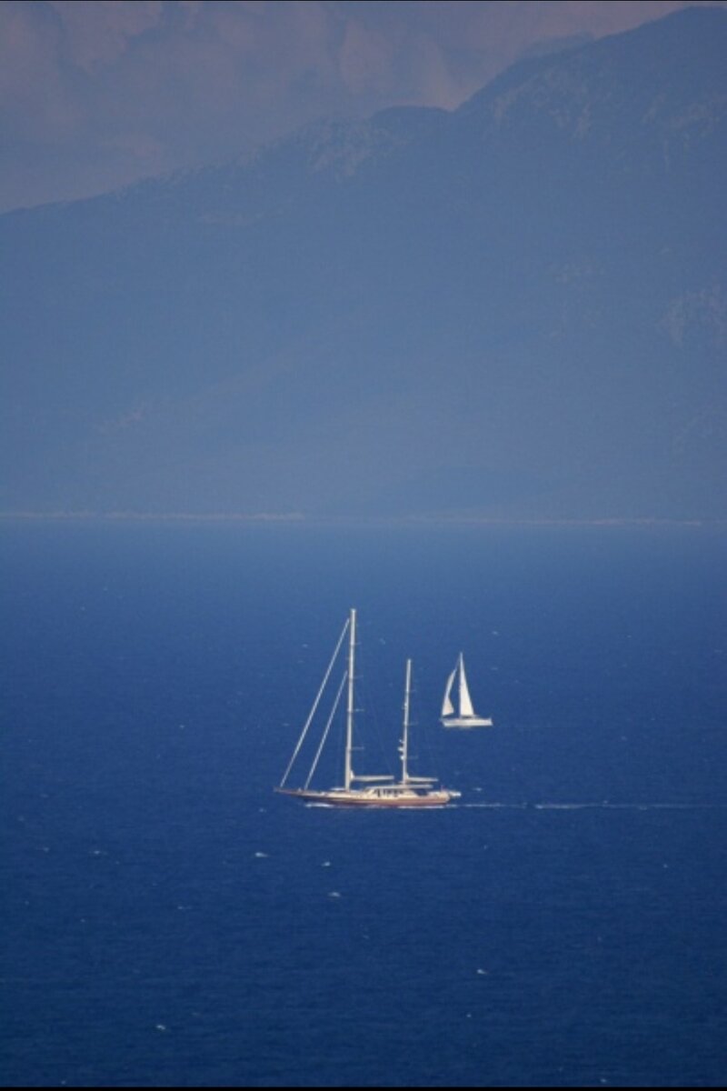 Яхты у берегов о. Кос. Фото автора