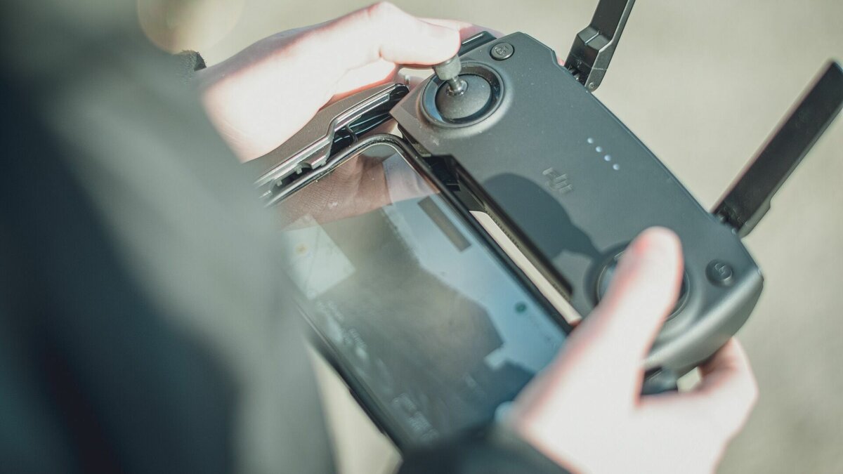     Вышку сотовой связи в Курской области попытались атаковать дроном-камикадзе. Как сообщает Shot, российские пограничники смогли посадить беспилотник.