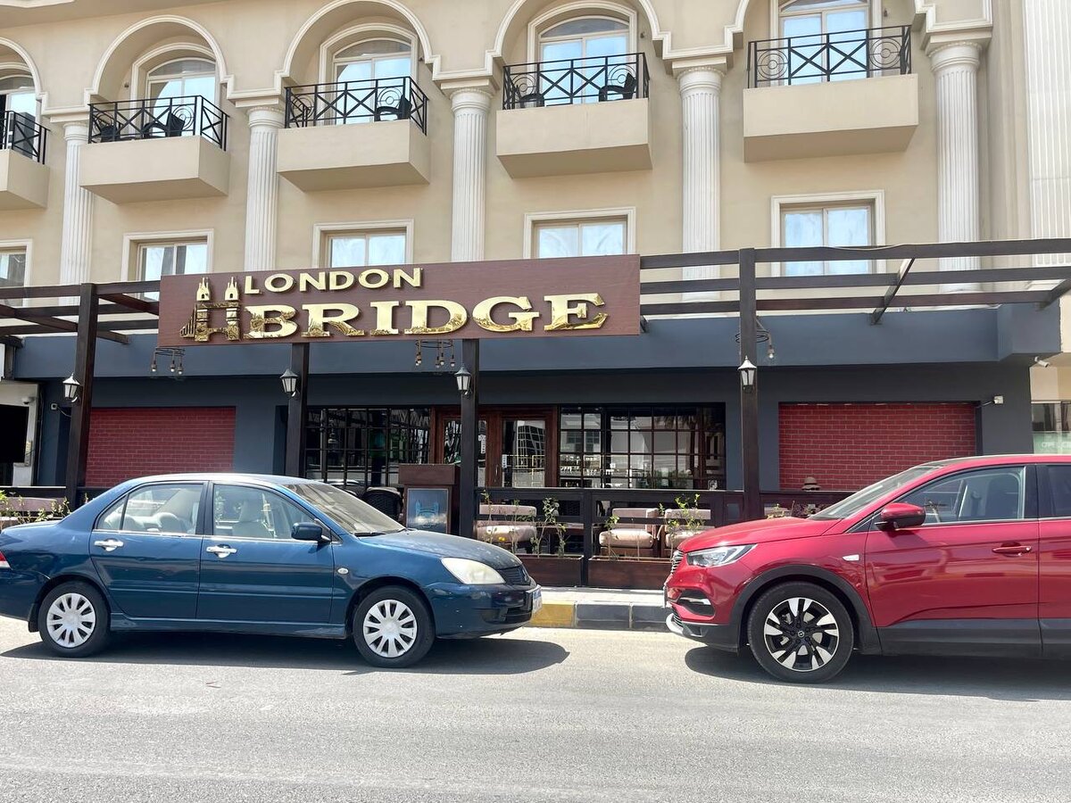 Паб London Bridge  в начале Мамши