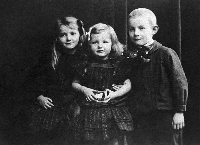 Маленький Эрих Мария Ремарк с сестрами