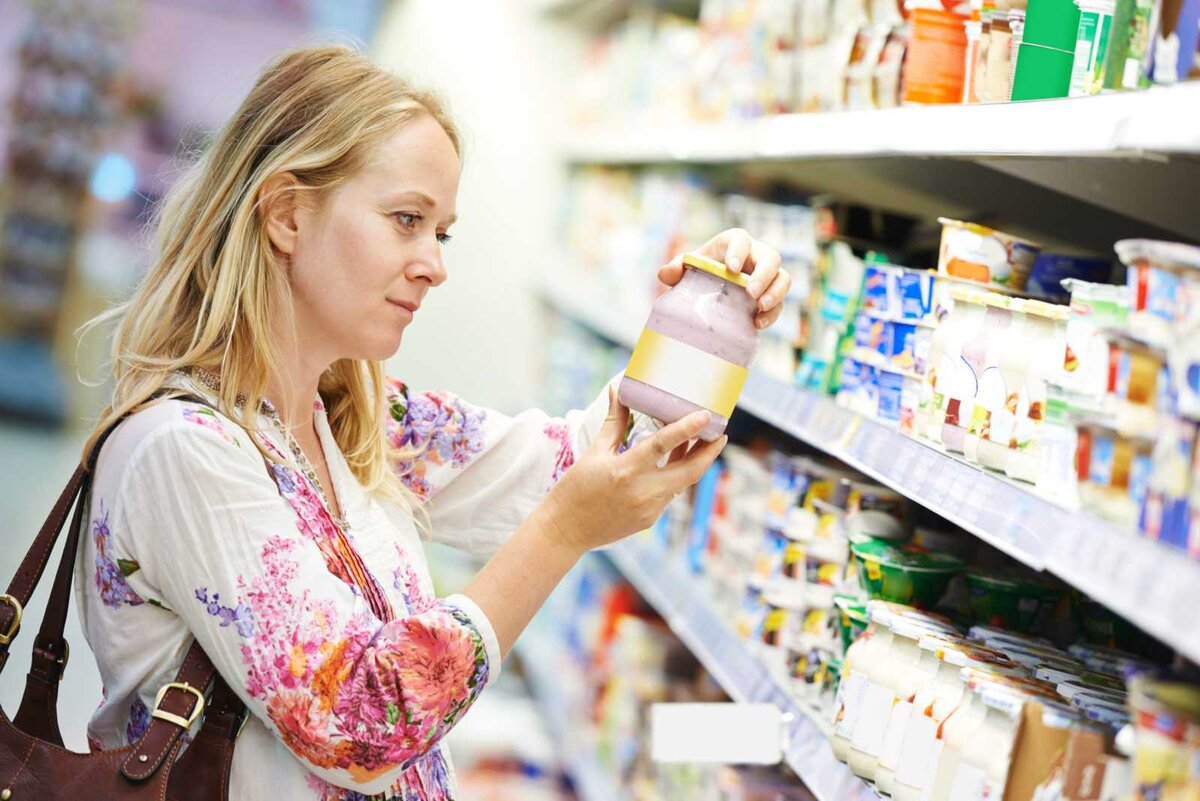 Покупатель в магазине. Женщина выбирает продукты. Женщина в магазине. Люди в магазине.