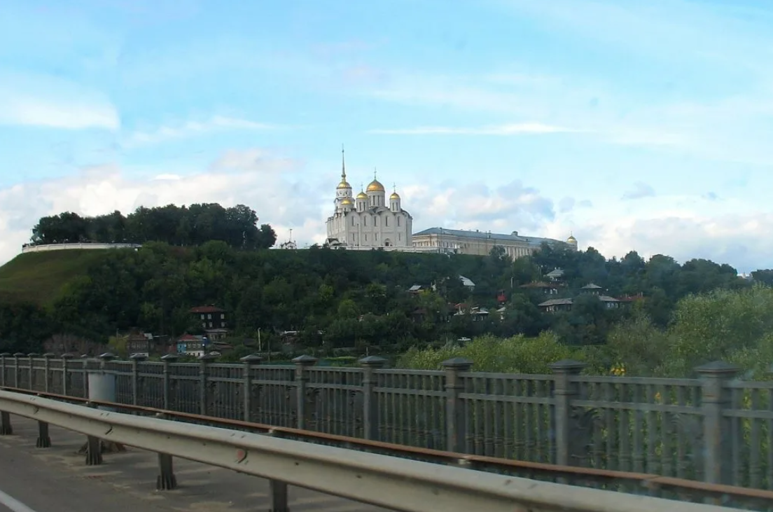 Фото из интернета. Вид на Владимирский Кремль с моста через реку Клязьму. Вот примерно так это выглядело, только ночью в подсветке еще более грандиозно.