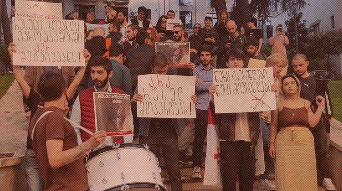    Участники акции протеста против возобновления авиасообщения с Россией в Тбилиси.