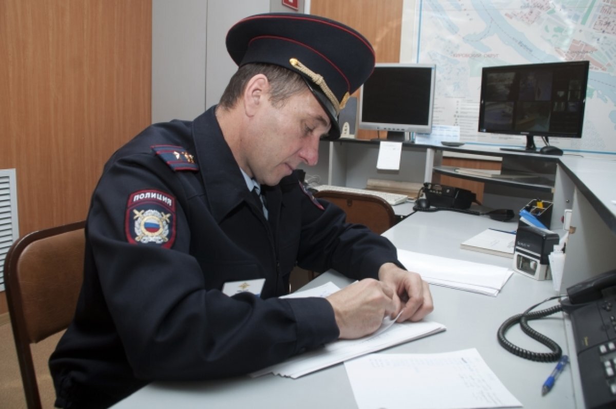 Оформление полиция. Полицейский пишет. Полиция оформляет протокол. Полицейский заполняет протокол. Должностные лица ОВД.