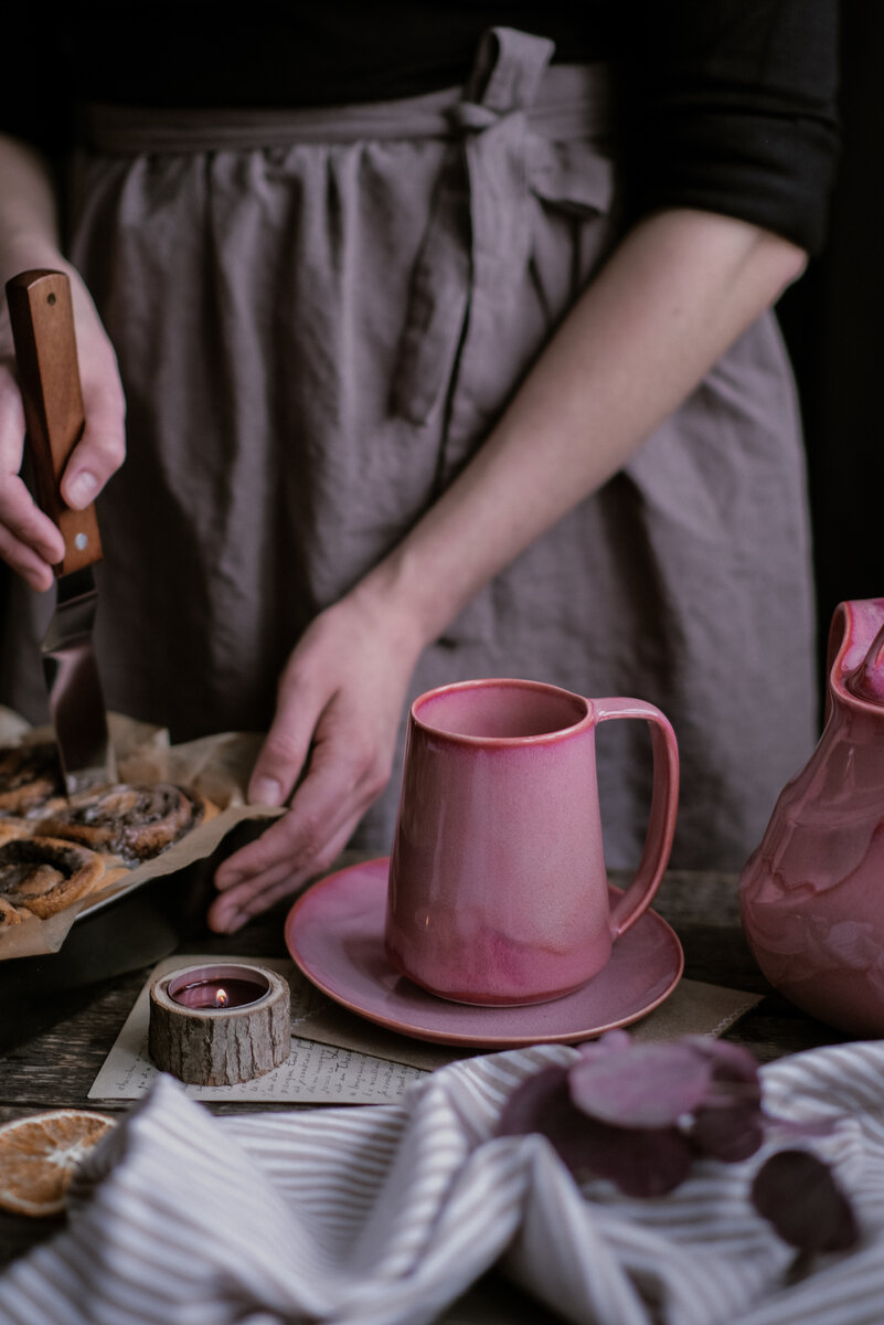 На фото серия "Поцелуй Арвен" Мастерской дизайнерской посуды "VELES". Скандинавская кружка 400 мл и овальное блюдце 19,5 см