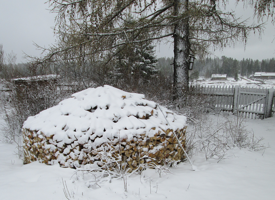 И еще раз наши необычные поленницы
