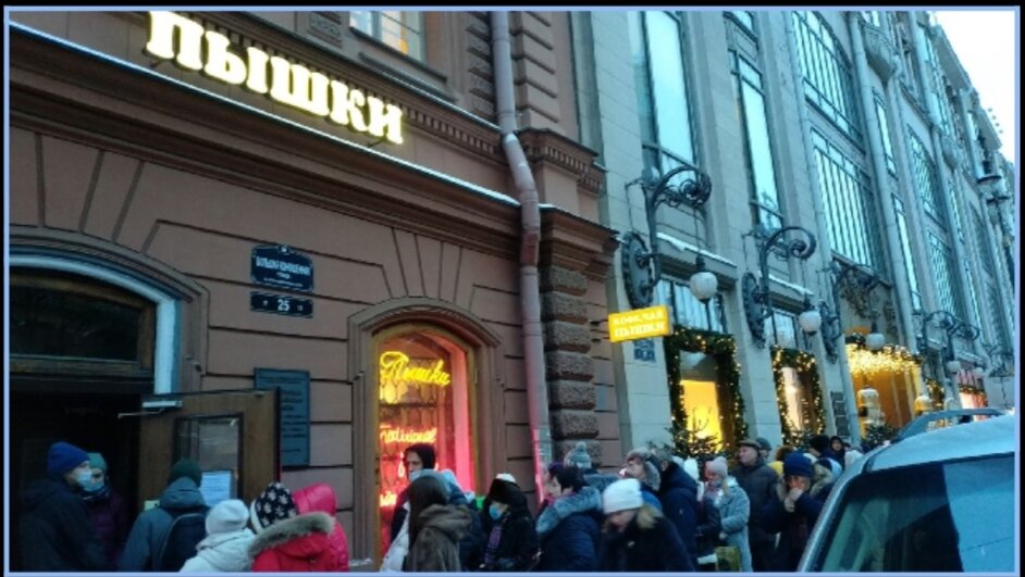 Не бойтесь очереди, она там всегда, но обслуживают за 1 минуту Источник: peterburg.center