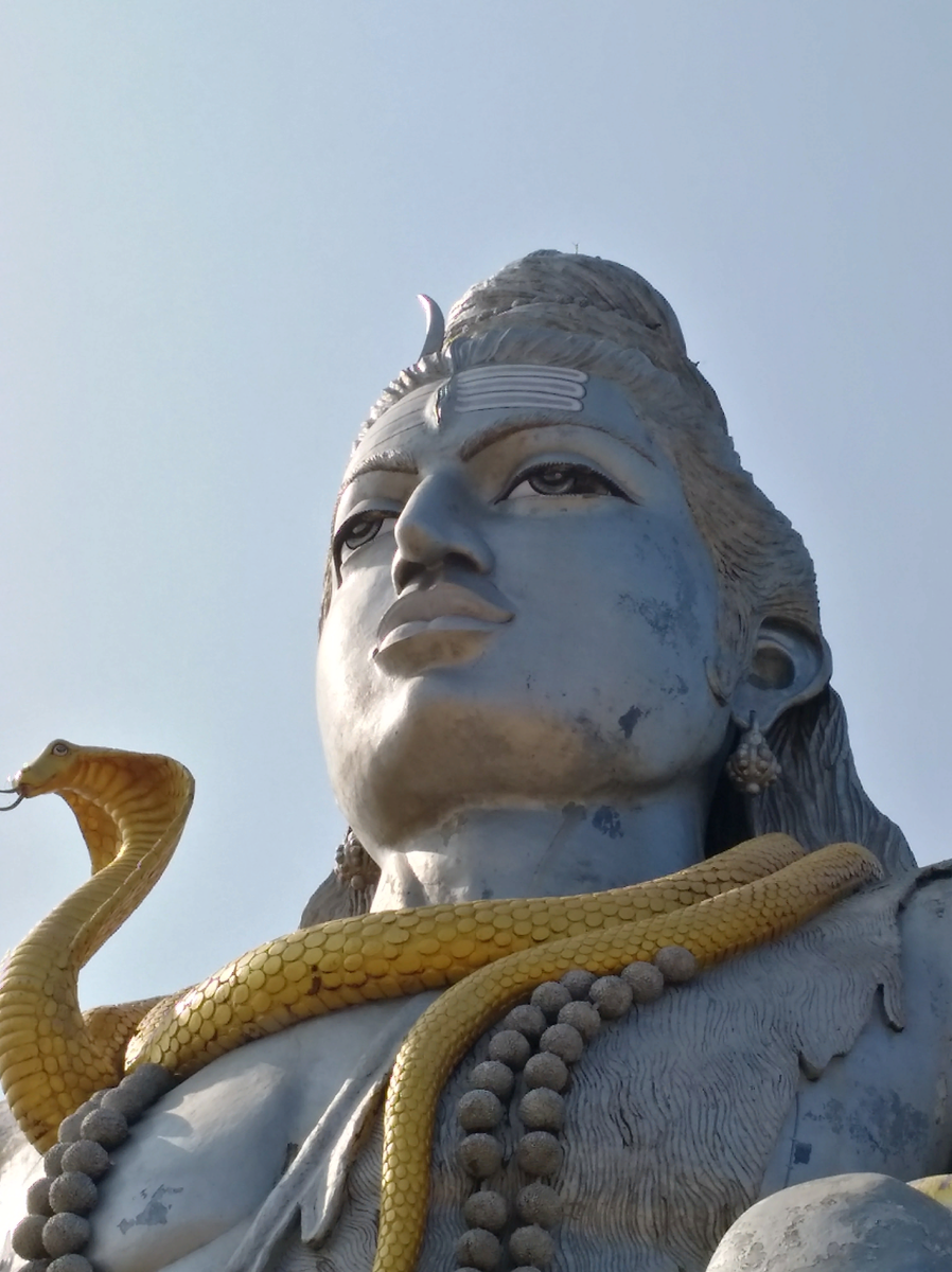 Шива махадев трезубец. Индуистские божества один сидит на другом фото. Шива махадев трезубец. Шива с тришулой. Шива статуя.