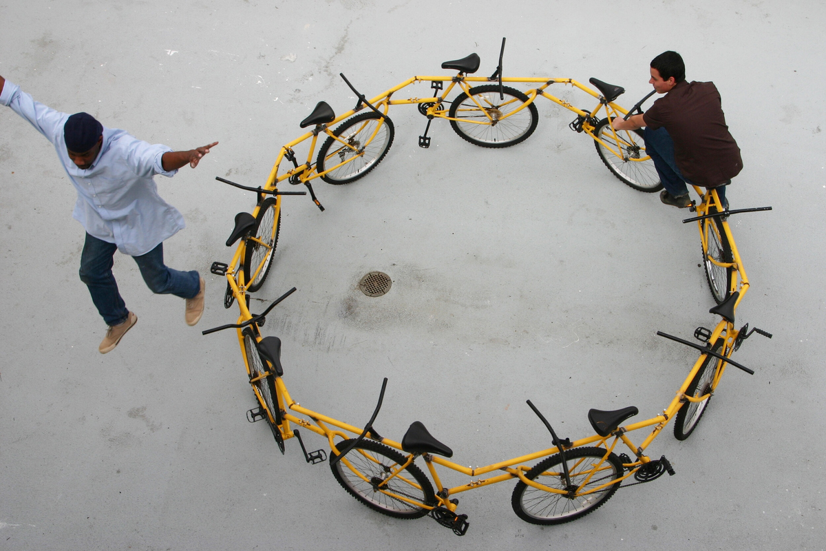 ходьба по кругу. ходить по кругу. человек бежит в колесе. ходьба по кругу. круговой велосипед.