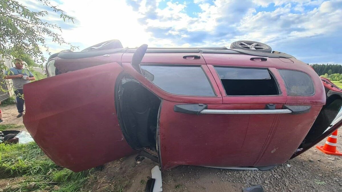     В Завьяловском районе Удмуртии нетрезвая женщина врезалась в забор и опрокинула машину.