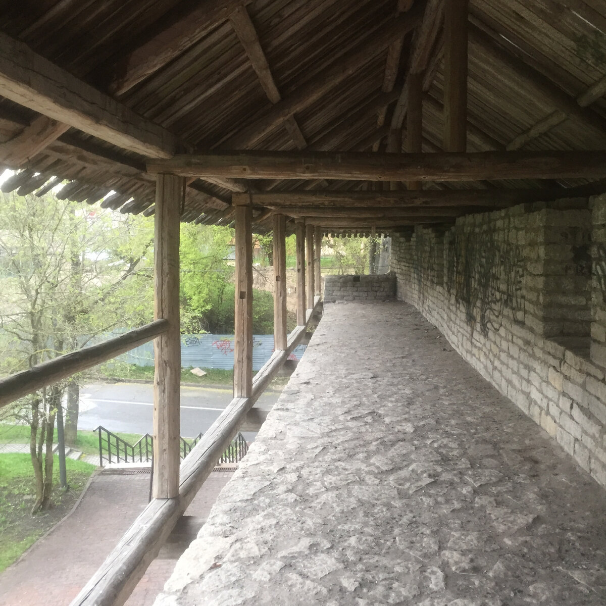 Вот так совершенно бесплатно можно прогуляться по старинной крепостной стене.