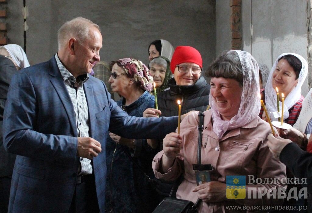 Глава города Игорь Воронин делится огоньком с прихожанами нового храма📷     В волжском храме Николая Чудотворца состоялся первый молебен
