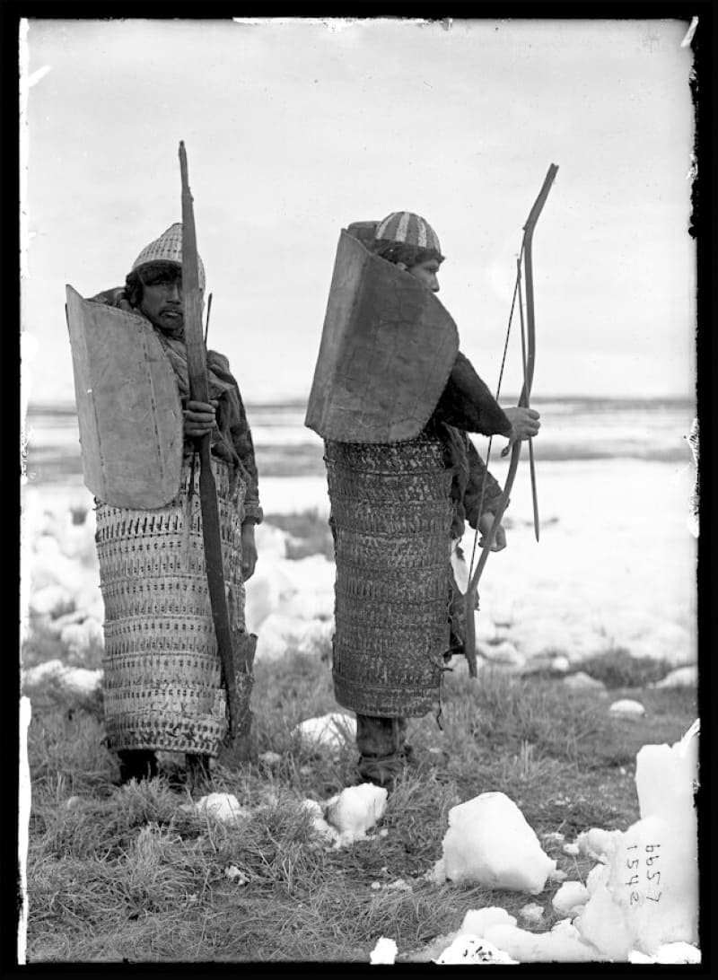 Уникальное защитное снаряжение чукчей. Закрывается спина. Во время "собачьей свалки" удары сзади наиболее опасны. 